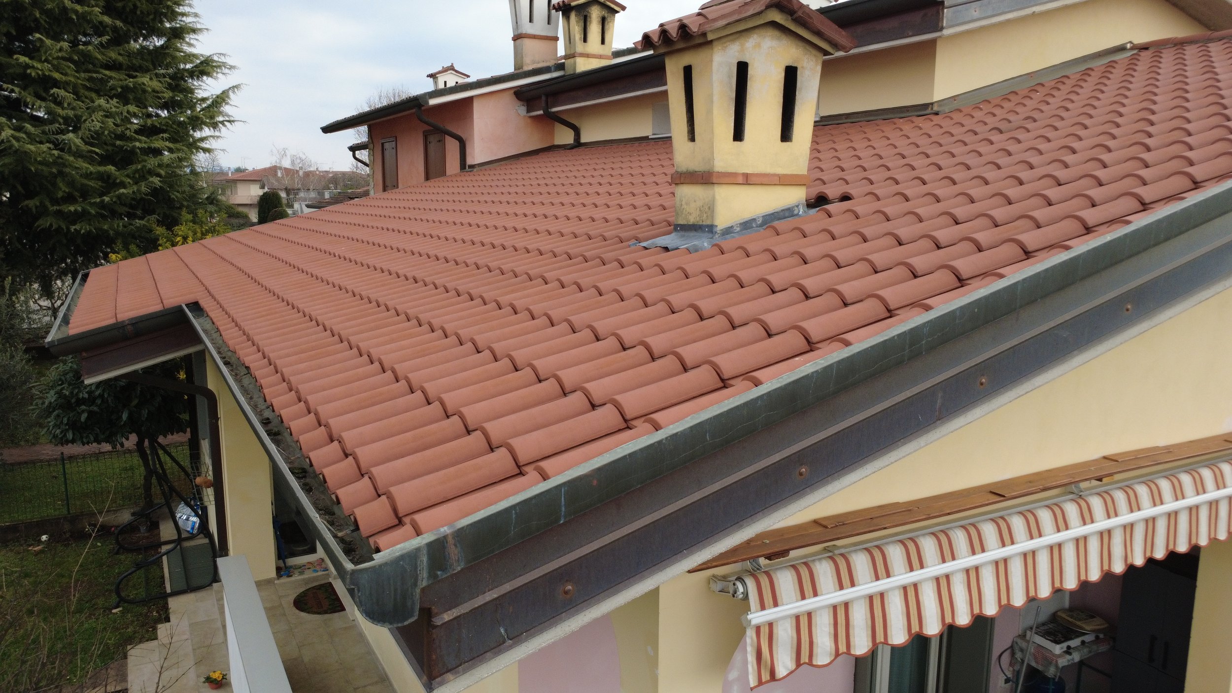 Ispezione aerea con drone di un tetto per certificazione immobiliare