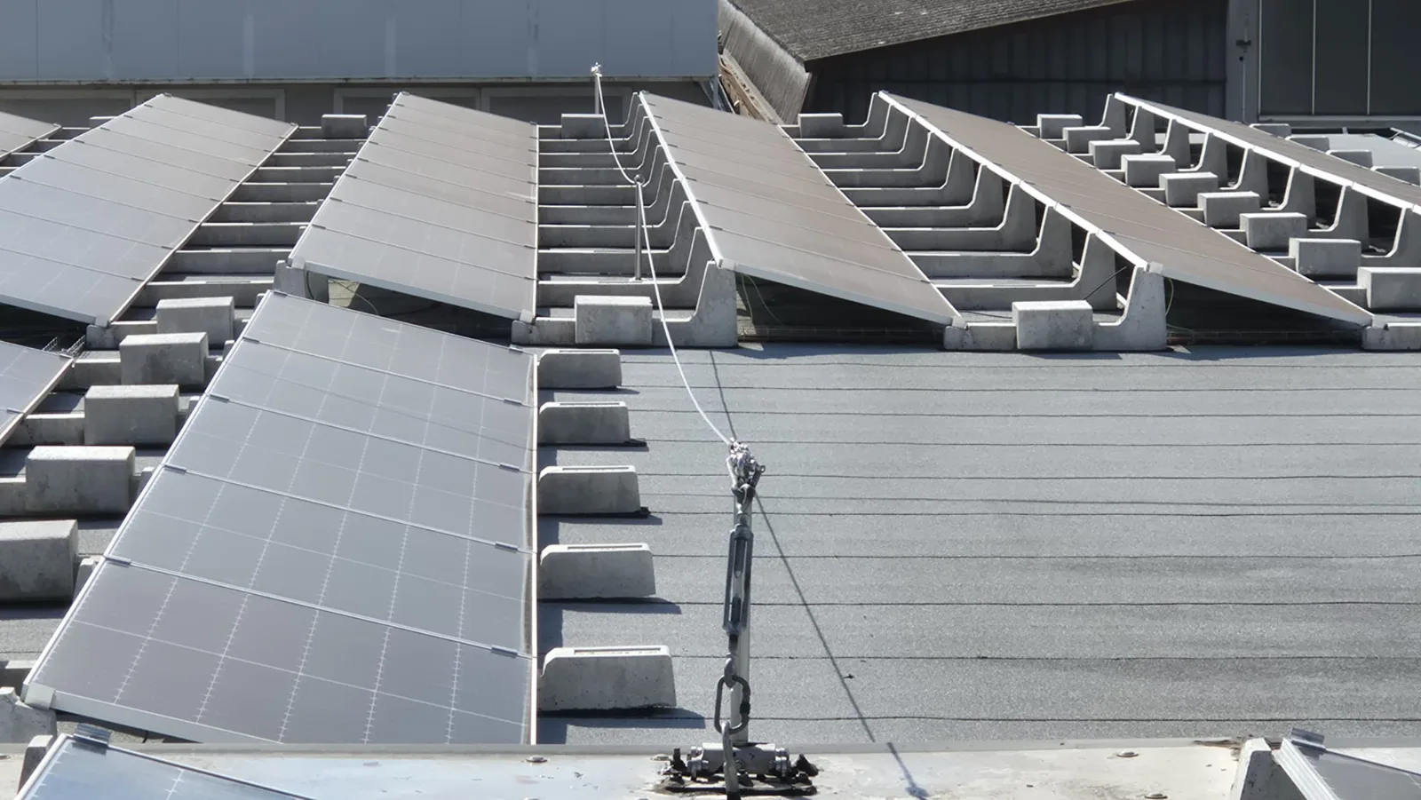 Impianto fotovoltaico da 60 kWp su copertura industriale, veronese, prima della pulizia con drone