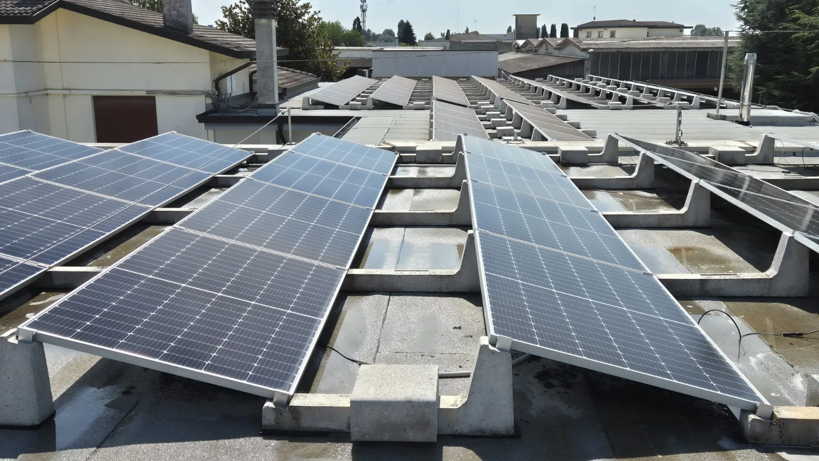 Pannelli fotovoltaici puliti a fine intervento di manutenzione con drone
