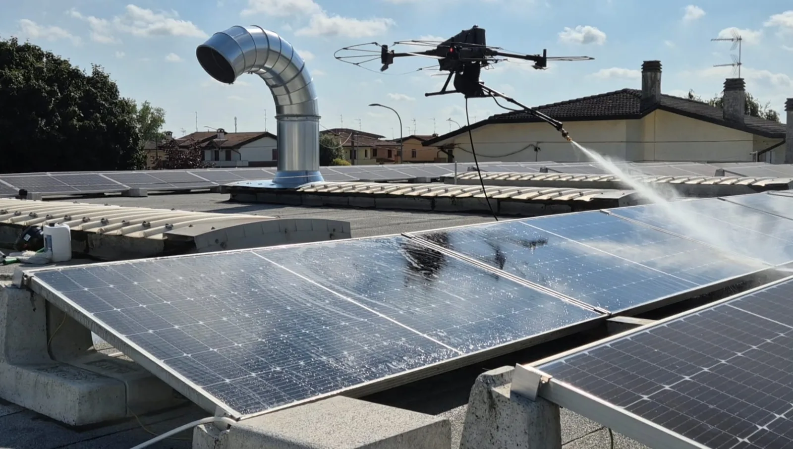 altolivello, drone cleaning in azione su impianto fotovoltaico